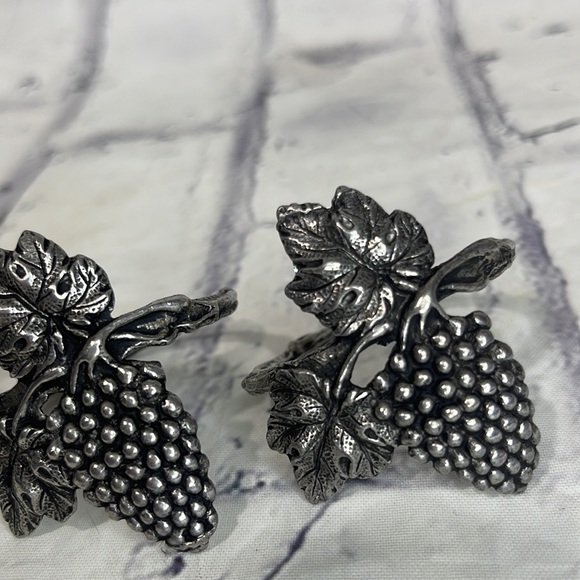 Pewter Napkin Rings Set of 4 Stamped Goddess Grape Vine Leaf Made in Thailand - Picture 3 of 8
